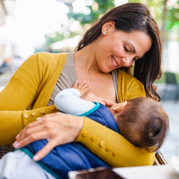 Vrouw geeft borstvoeding aan kind