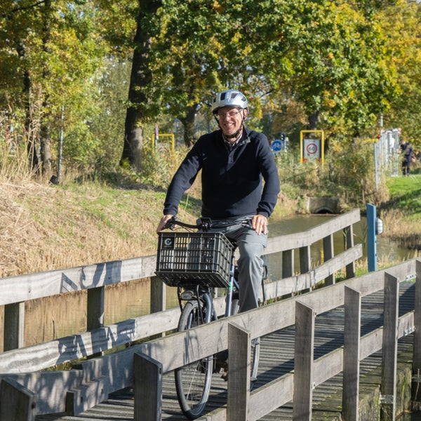 Fietser met fietshelm