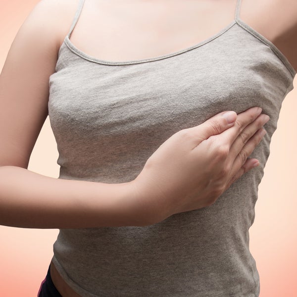 Vrouw onderzoekt haar borsten op knobbeltjes