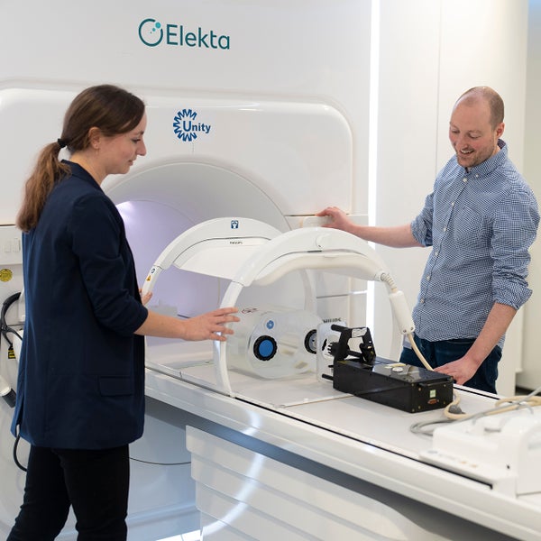 Onderzoekers bij het MR-Linac apparaat