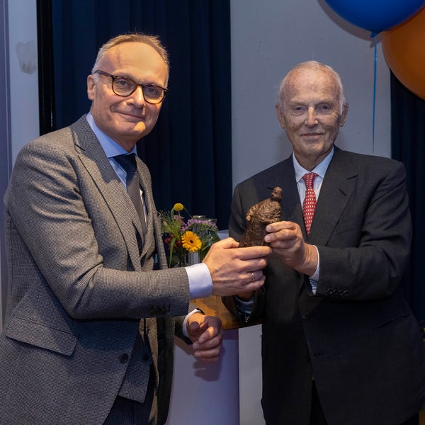 Henk van den Brink ontvangt Boerhaaveprijs uit handen van de heer Fentener van Vlissingen