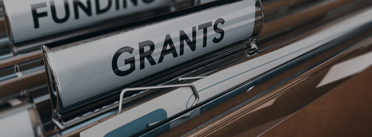 Een close-up van een papierhouder waar Grants op staat