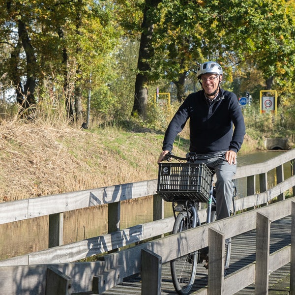 Fietser met fietshelm