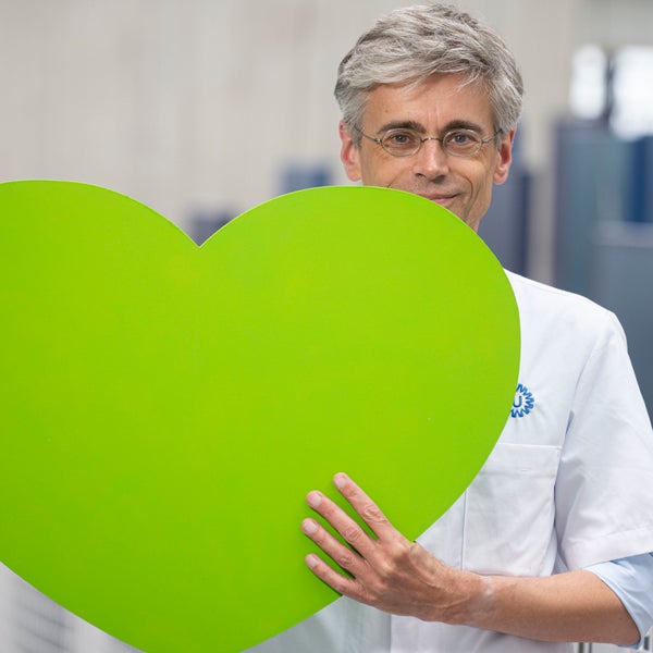 Redmer van Leeuwen, oogarts en netvlieschirurg in het UMC Utrecht, houdt een groot groen hart vast.