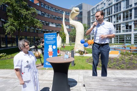 Frédérique van Berkestijn, medisch afdelingshoofd WKZ en Remco van Lunteren, lid Raad van Bestuur van het UMC Utrecht, kijken met trots naar de nieuwe binnentuin van het WKZ.