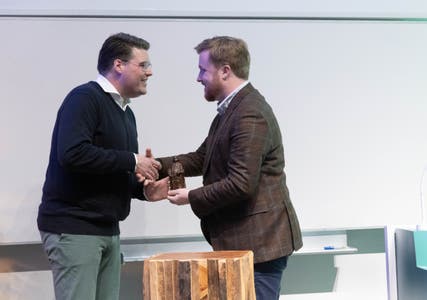 Boerhaaveprijs 2025-winnaar Ralph Wijnhoven krijgt het beeldje uitgereikt van Jean-Paul Honegger.