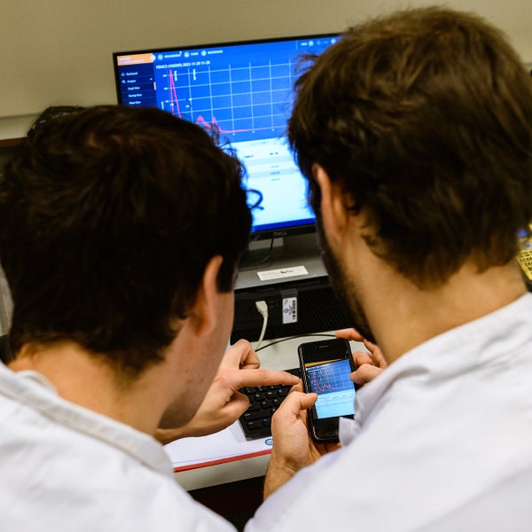 Onderzoekers bekijken data op telefoon