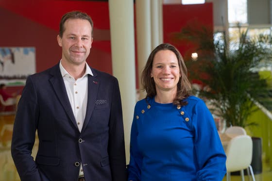 Marco van Brussel en Sanne ter Meulen staan in het restaurant van het Heijmans van den Berghgebouw in Utrecht.