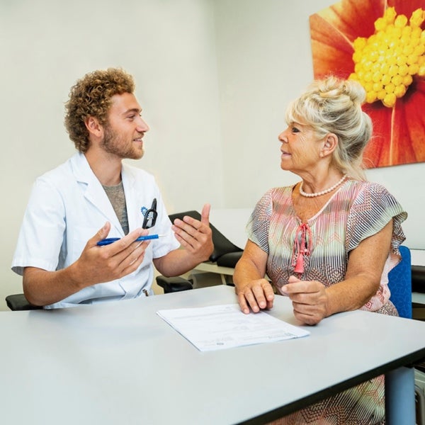 Zorgverlener in gesprek met oudere vrouw