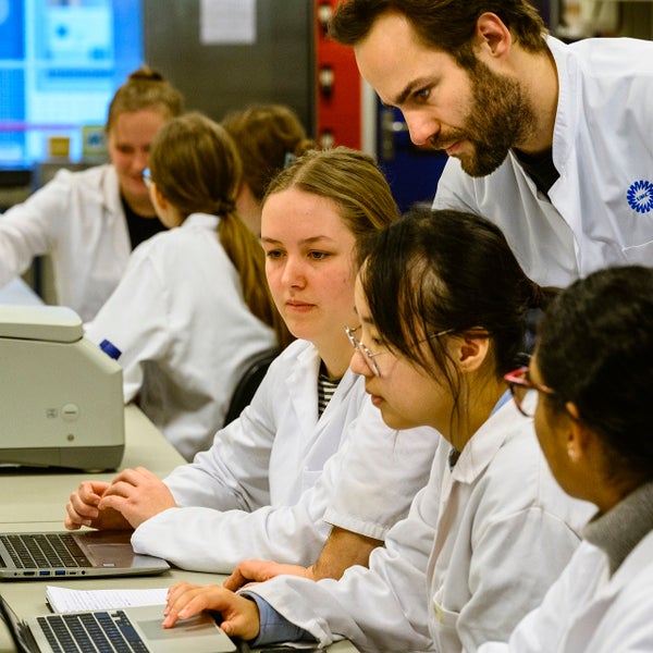Docent begeleidt studenten