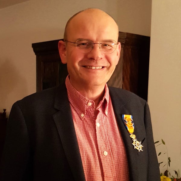 Nigel M Turner met Koninklijke onderscheiding