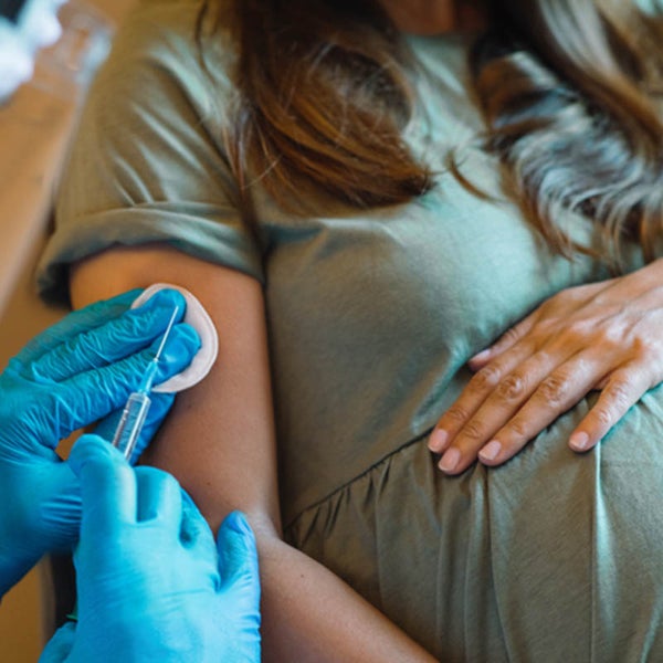 Zwangere krijgt vaccinatie
