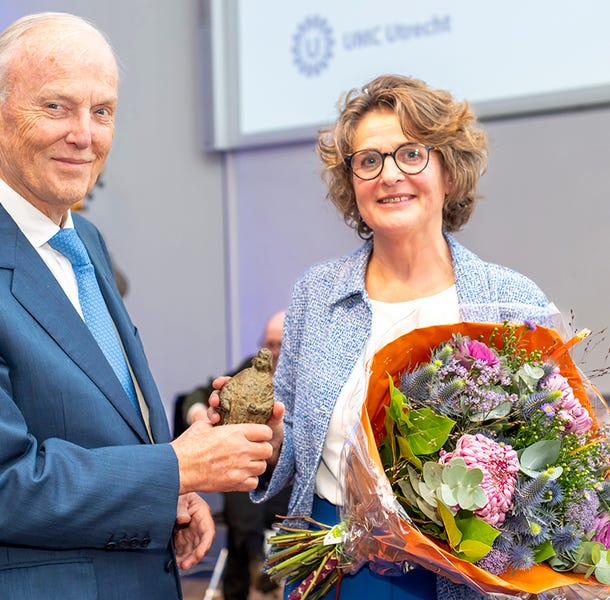 Ginette Hesselmann ontvangt Boerhaave prijs uit handen van de heer Fentener van Vlissingen 