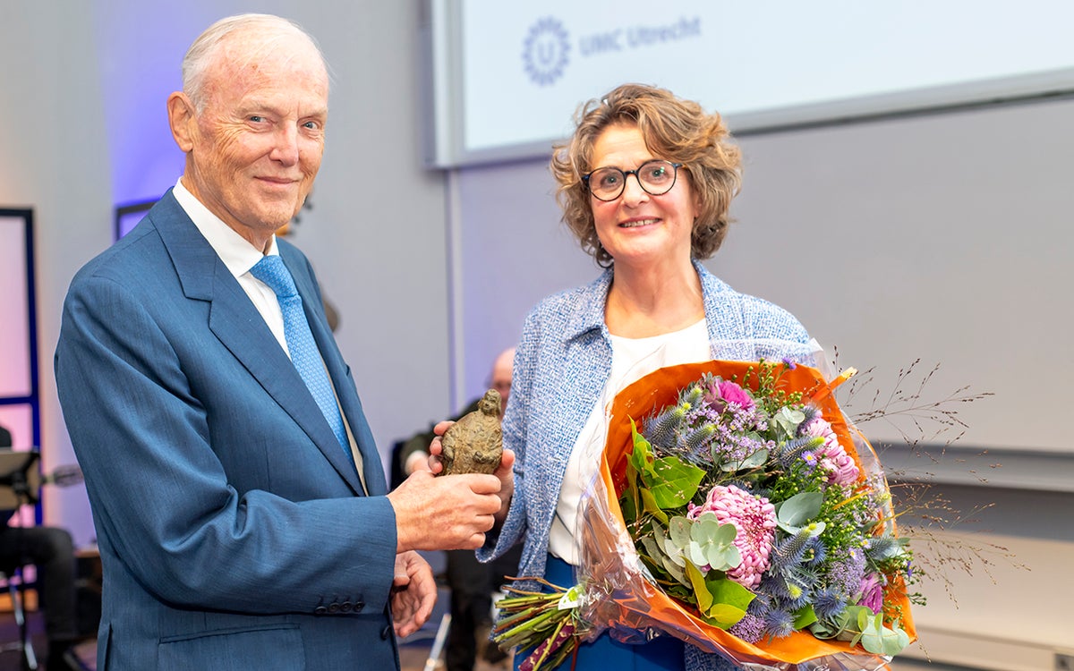 Ginette Hesselmann ontvangt Boerhaave prijs uit handen van de heer Fentener van Vlissingen 