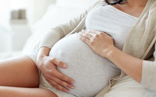 Zwangere houdt buik vast