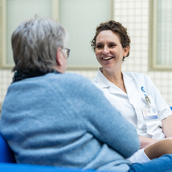 Pijnspecialist Mienke Rijsdijk in gesprek met een patiënt