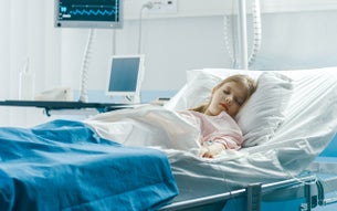 Kind slapend in een ziekenhuisbed