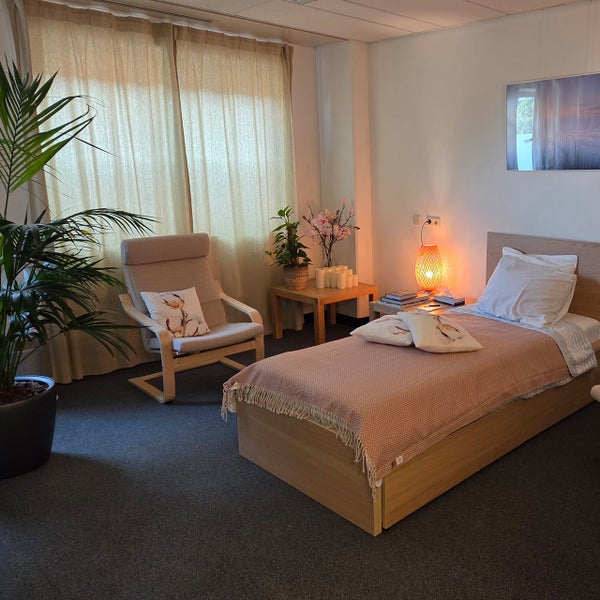 Behandelkamer voor begeleide sessie met psychedelische middelen