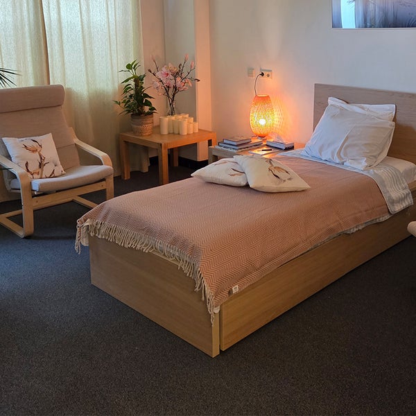Behandelkamer voor begeleide sessie met psychedelische middelen