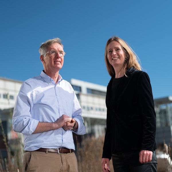 Hans van Delden en Rieke van der Graaf staan voor het UMC Utrecht.