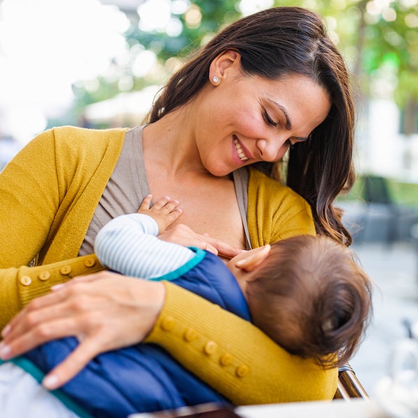 Vrouw geeft borstvoeding aan kind