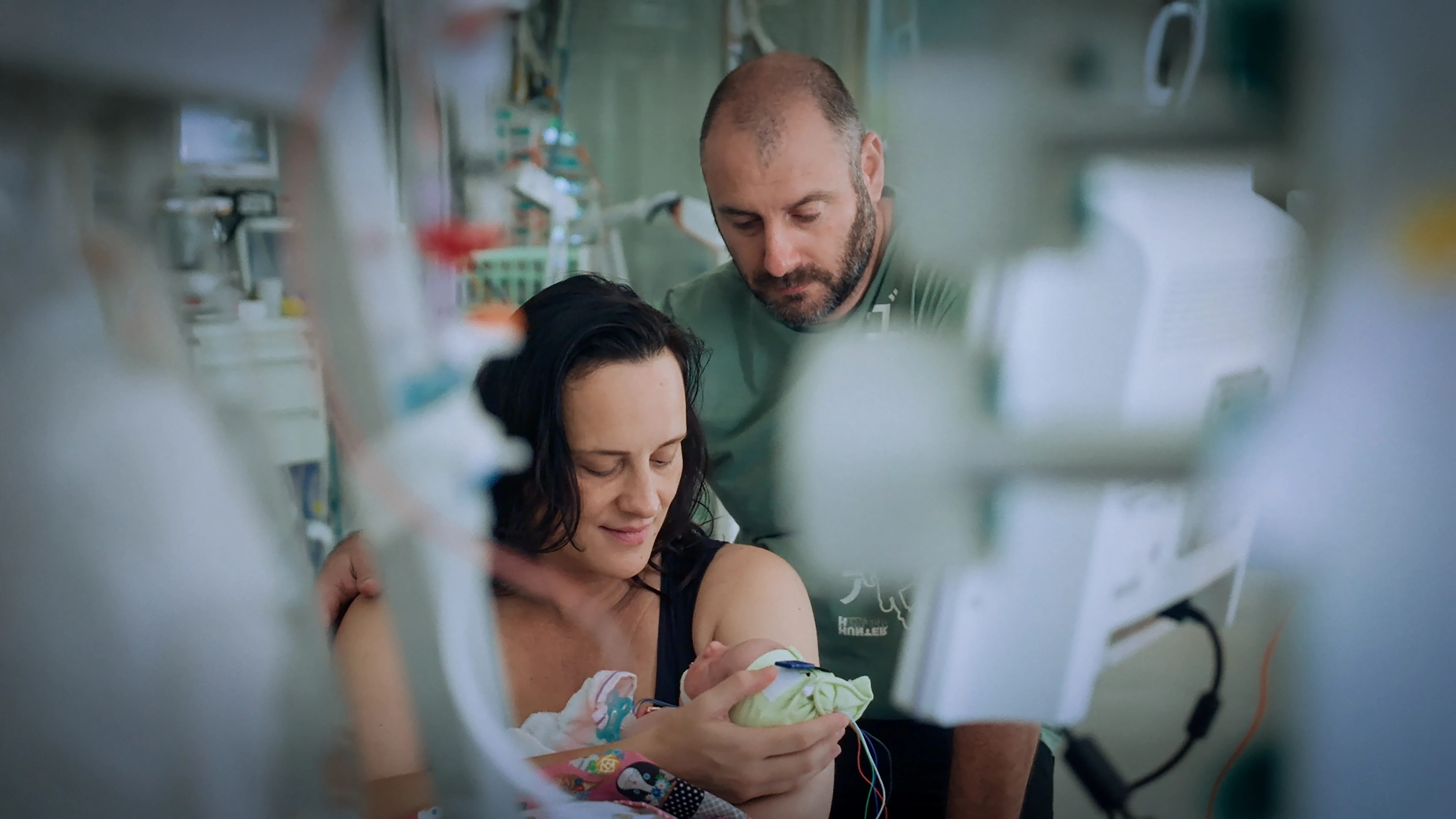 Een man en vrouw die een baby vasthouden