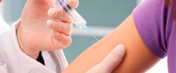 Kind krijgt vaccinatie