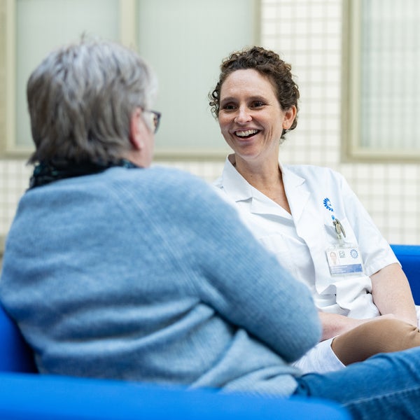 Pijnspecialist Mienke Rijsdijk in gesprek met een patiënt