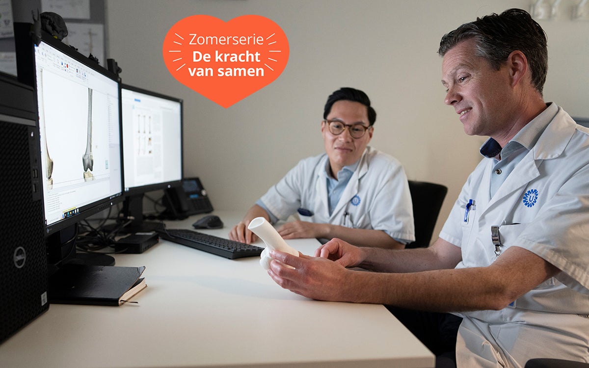 Orthopedisch chirurg Roel Custers (rechts) van de Mobility Clinic en technisch geneeskundige Chien Nguyen van het 3D lab.