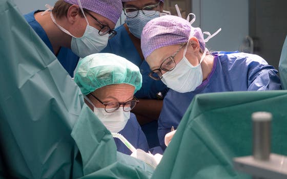 vier personen bezig met een operatie