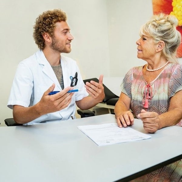 Zorgverlener en patiënt in gesprek