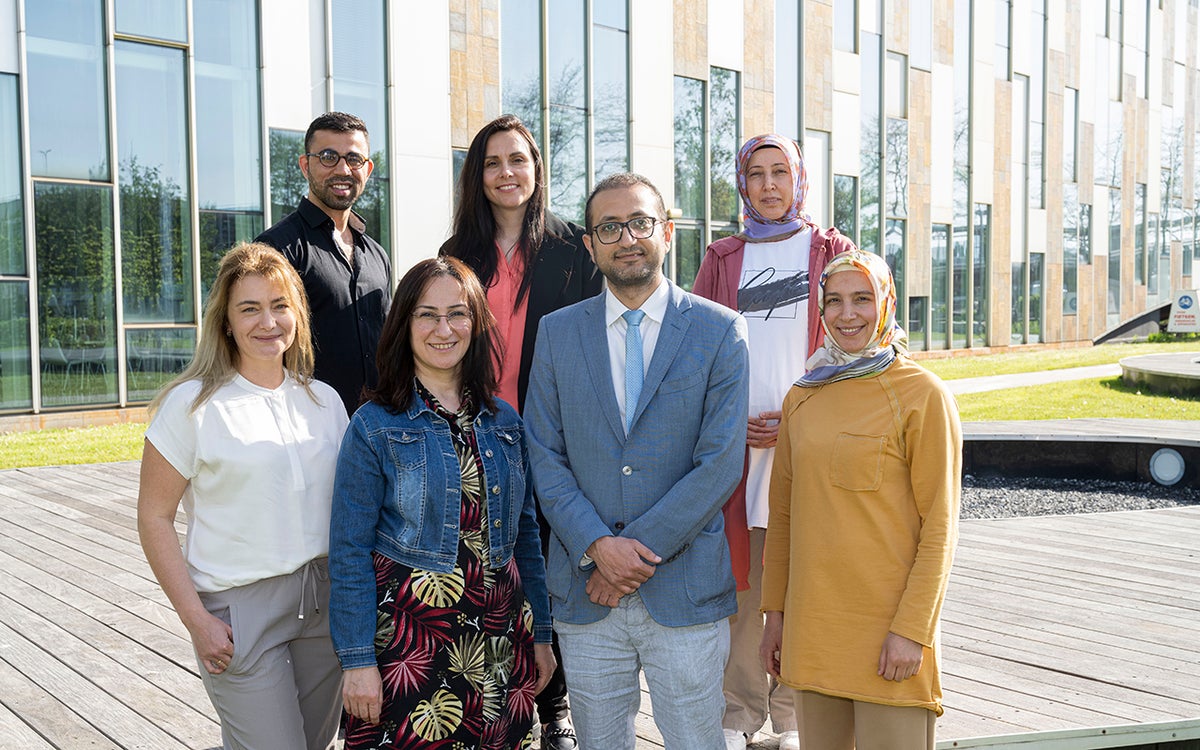 Deelnemers van het nieuwkomersprogramma in het UMC Utrecht. Linksboven Najibullah Quraishi 