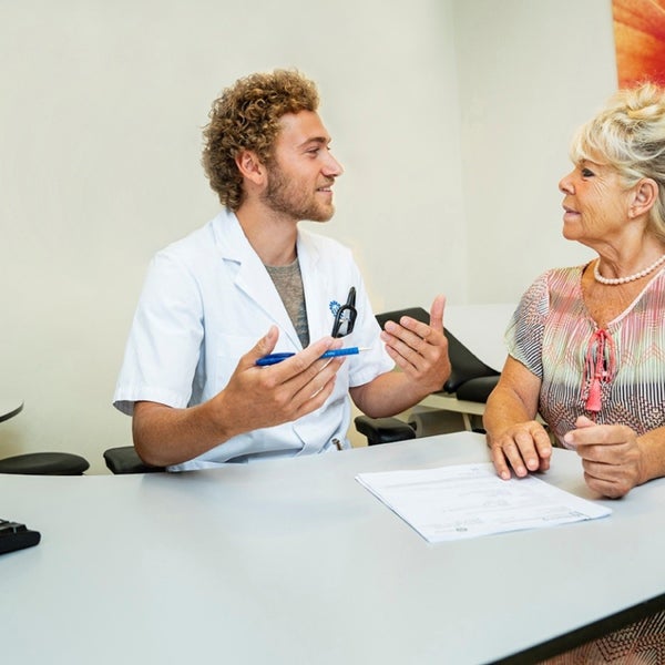 Zorgverlener in gesprek met oudere vrouw