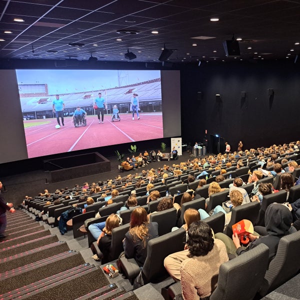 Een volle collegezaal bij de onderwijs health challenge