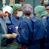 Chirurgen tijdens een hartoperatie
