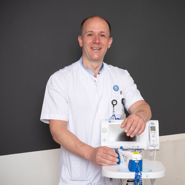Pieter Bakker staat bij de oorthermometer