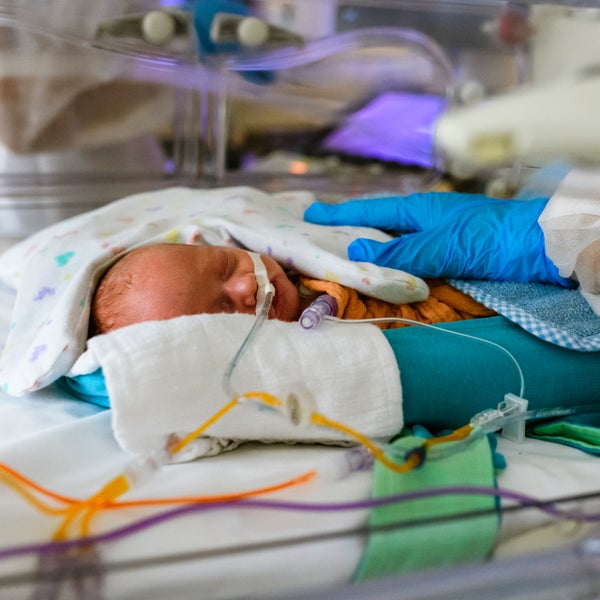 Een baby in een ziekenhuisbed