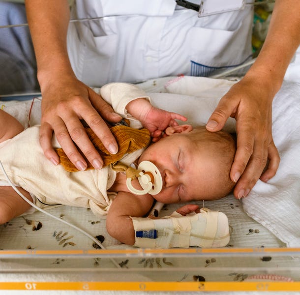 Pasgeboren baby in een ziekenhuisbedje
