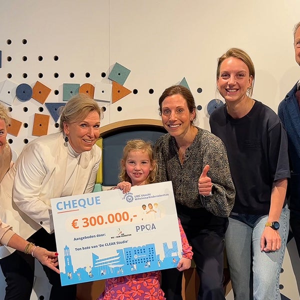 Mila neemt samen met dr. Emma Paes, prof. Mink van der Molen en drs. Lieke Hofman een cheque van 300.000 euro in ontvangst uit handen van Trudy Berghuis van For Wis(h)dom en Anka Boer van Stichting PPQA