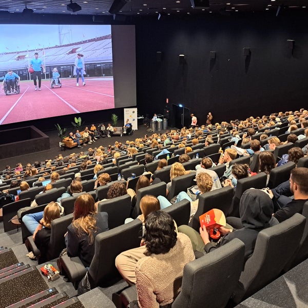 Een volle collegezaal bij de onderwijs health challenge
