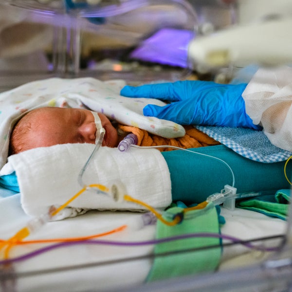 Een baby in een ziekenhuisbed