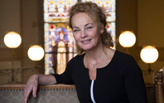 Annet van Royen zit op een bankje