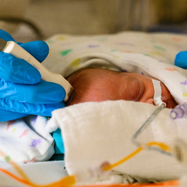 Een echo maken van de hersenen van een baby