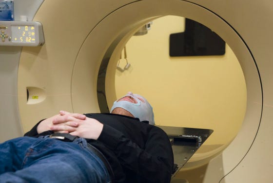 Patiënt met bestralingsmasker in een CT-scan