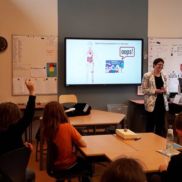 Hoogleraar in basisschool klas met kinderen