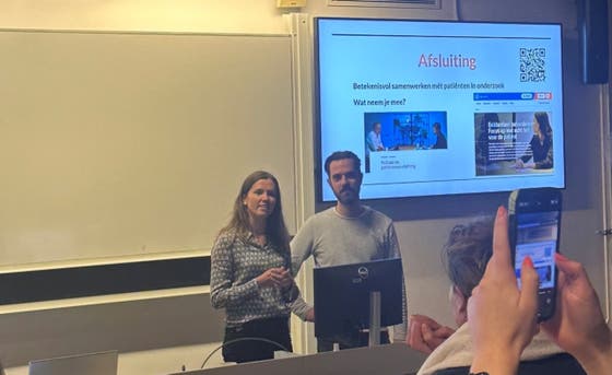 Anouk de Sain en ervaringsdeskundige Erik tijdens hun lezing.