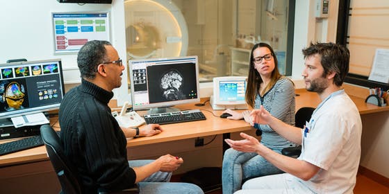 Docent en studenten aan het werk in het ziekenhuis