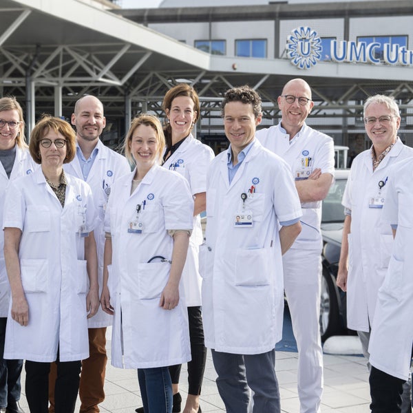 Het team Oncologische Urologie van het UMC Utrecht in witte jassen bij de ingang.