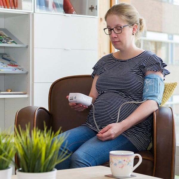Zwangere vrouw meet haar bloeddruk