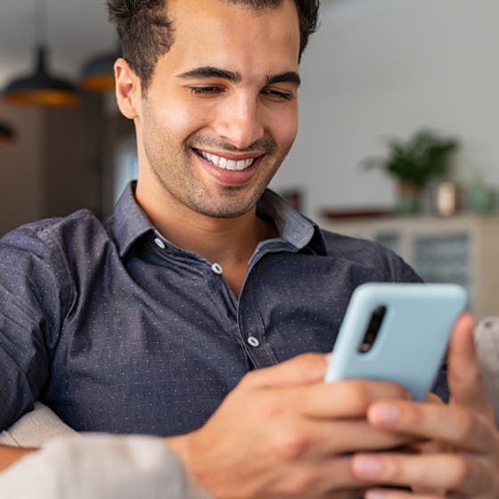 Foto man met mobiele telefoon slimme zorg UMC Utrecht